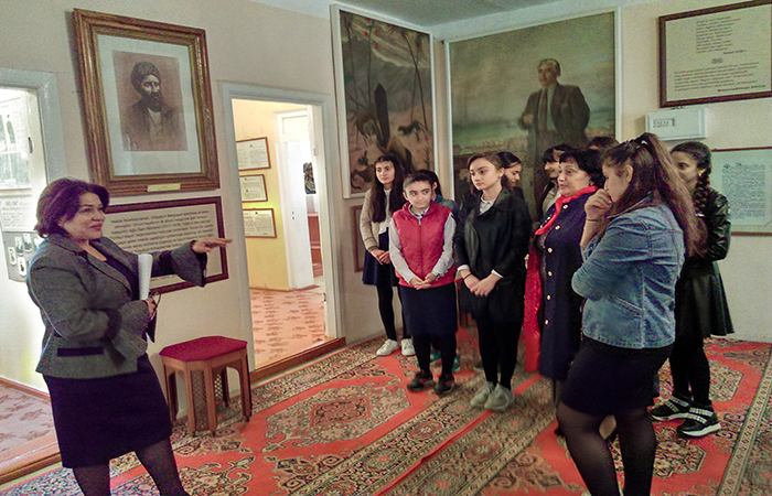 Школьники совершили экскурсию по Аранскому региональному отделению Национального музея азербайджанской литературы