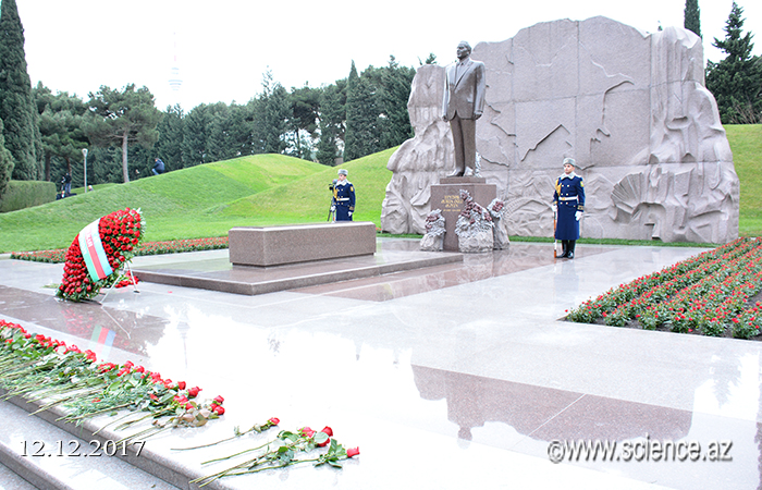 Представители НАНА посетили могилу великого лидера Гейдара Алиева в Аллее почетного захоронения