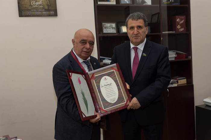Academician Ise Habibbeyli awarded the certificate of appreciation of the Fund of Turkic Literature