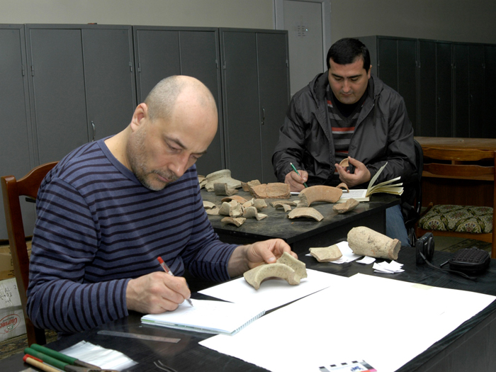Немецкий ученый исследует древние керамические изделия Азербайджана
