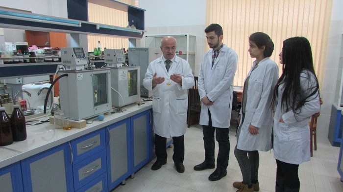 Студенты химического факультета БГУ проходят практику в Институте химии присадок