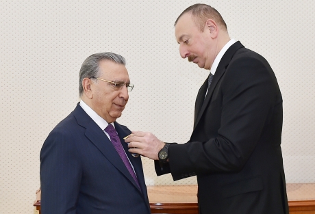 Президент Ильхам Алиев наградил академика Рамиза Мехтиева орденом «Шохрат»