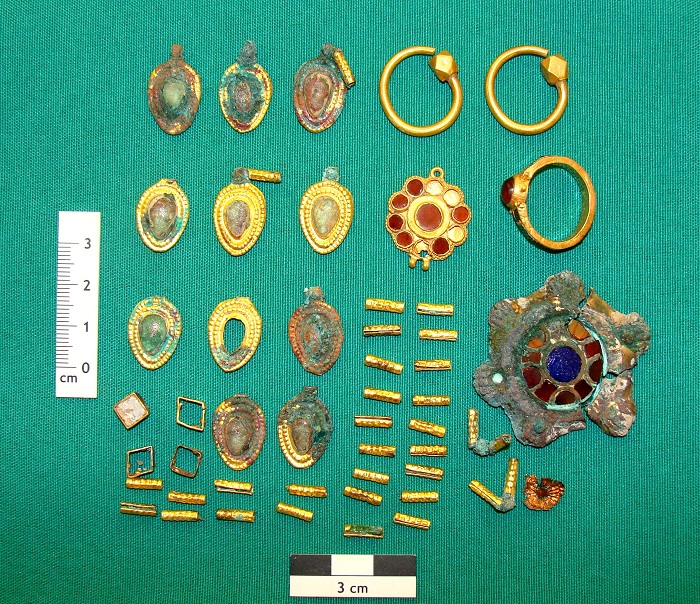 Найдены предметы украшения, относящиеся к первой половине I тысячелетия до нашей эры