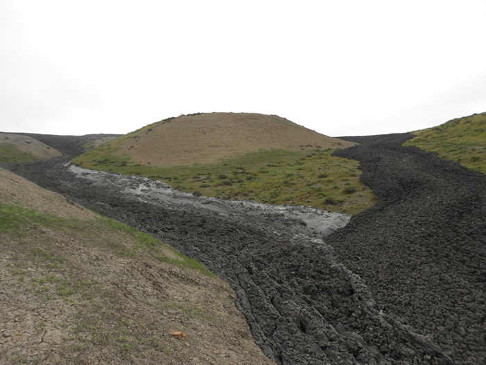Ученые Института геологии и геофизики провели полевые исследовательские работы по извержению грязевого вулкана Торагай