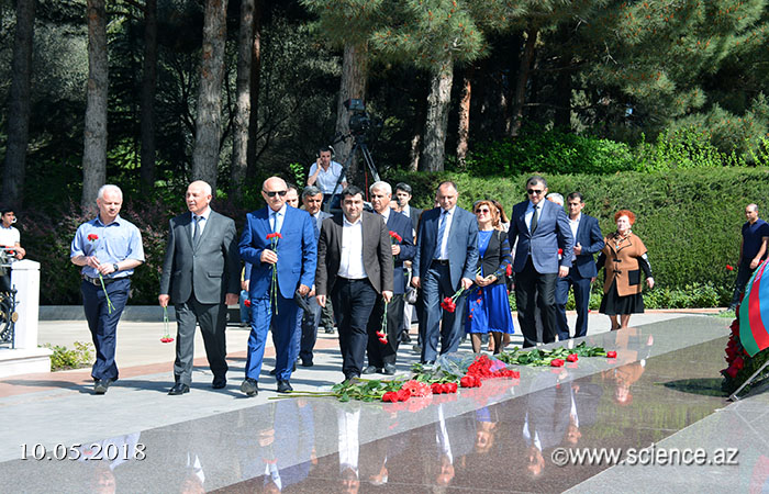 The staff of ANAS visited the grave of great leader Heydar Aliyev in the Alley of Honor