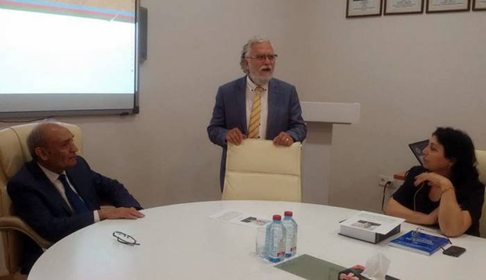 Dilçilik İnstitutunda türkiyəli professorla görüş keçirilib