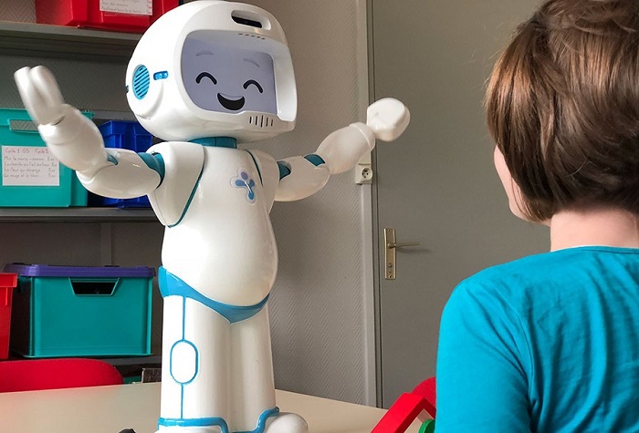 Autizmdən əziyyət çəkən uşaqlara kömək edən robot təqdim edilib