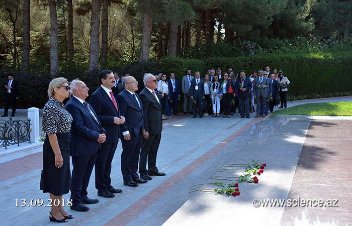 Участники международной конференции посетили могилу общенационального лидера Гейдара Алиева в Аллее почётного захоронения  и Аллею шехидов