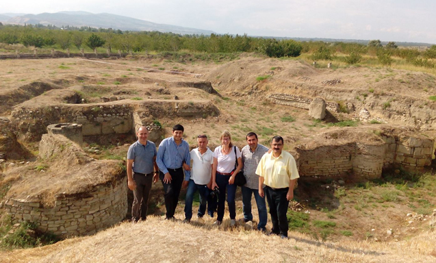 Французский ученый ознакомился с раскопками памятника Чагаллыгтепе в Шабранском районе