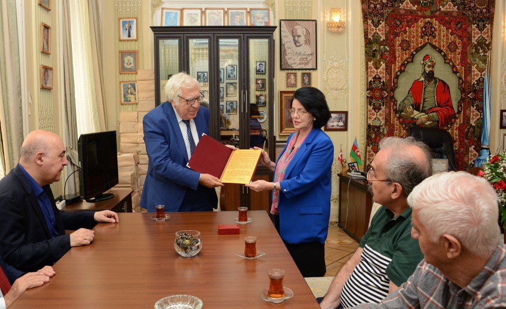 Народный писатель Анар удостоен медали «Узеир Гаджибейли»