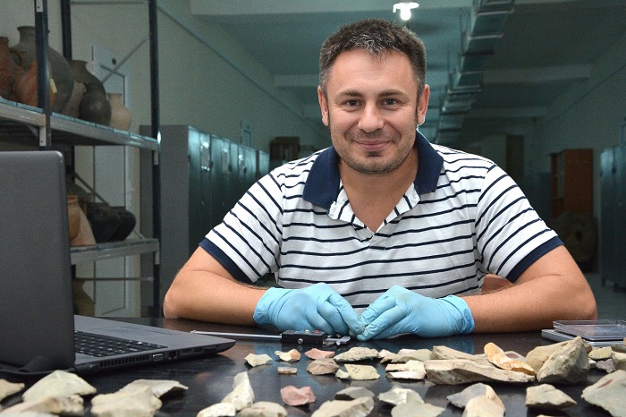 Британский ученый изучает предметы каменного века, найденные в Азербайджане