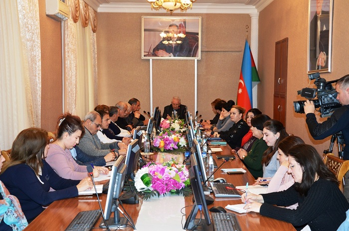 На очередном заседании Президиума Гянджинского отделения обсудили вопрос защиты чистоты азербайджанского языка