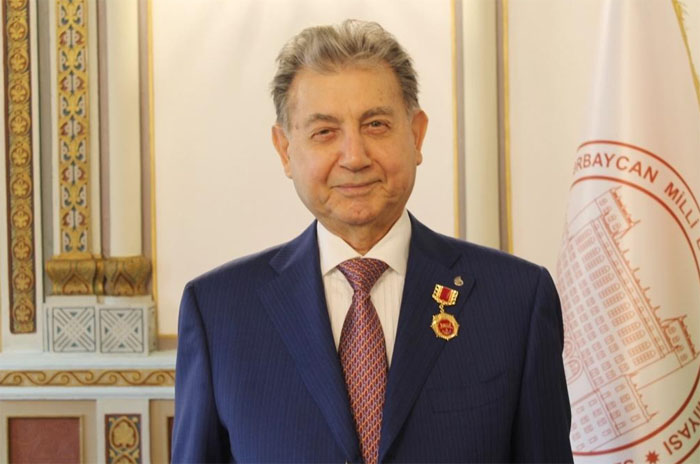 Академик Акиф Ализаде награжден нагрудным знаком «Азербайджанский гранат»