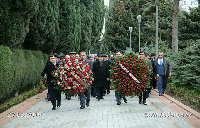 Деятели науки посетили могилу великого лидера Гейдара Алиева в Аллее почетного захоронения