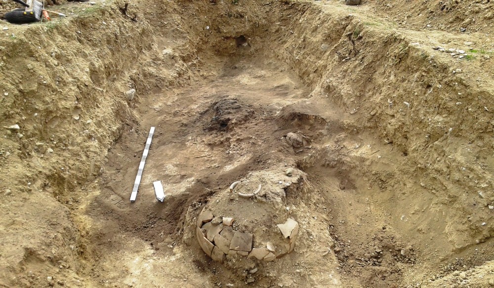 В Горанбое некрополе периодов поздней бронзы - раннего железного века были обнаружены материально-культурные образцы