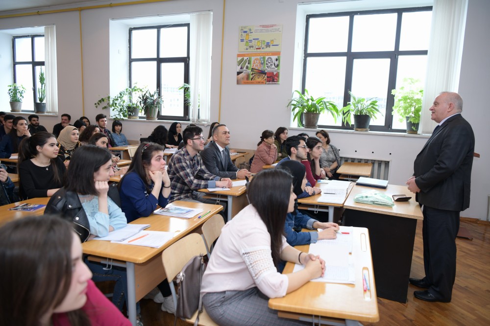 Директор Института полимерных материалов НАНА прочел лекцию студентам
