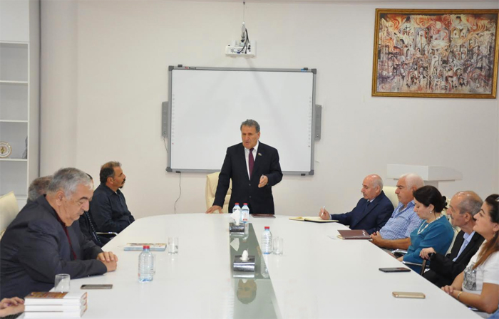 Institute of Literature held a scientific seminar dedicated to the 650th anniversary of Nasimi