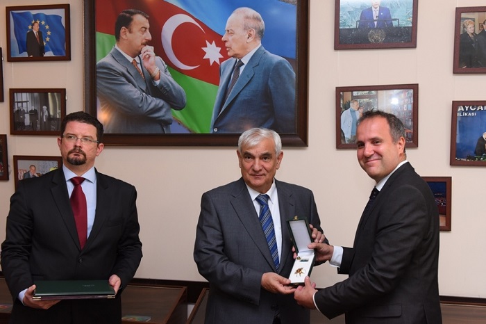 Академик Камал Абдуллаев награжден высшим орденом Венгрии «Офицерский крест»