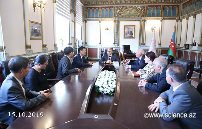 Academician Akif Alizadeh met with scientists from the Institute of World History of China