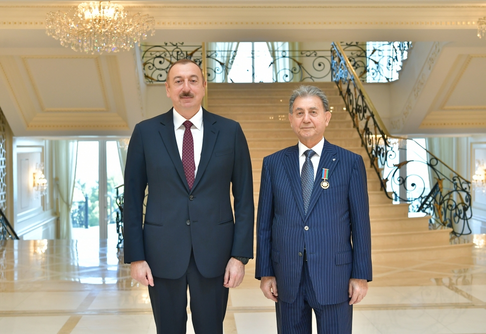 Президент Ильхам Алиев принял академика Акифа Ализаде и вручил ему орден «Эмек» 1-й степени