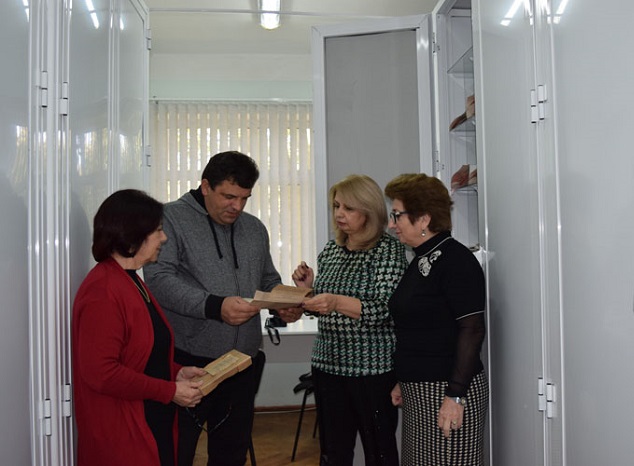 Ukrainian scientist acquainted with the Herbarium collection of ANAS Institute of Botany