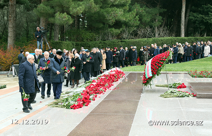 Представители научного сообщества посетили могилу великого лидера Гейдара Алиева в Аллее почетного захоронения