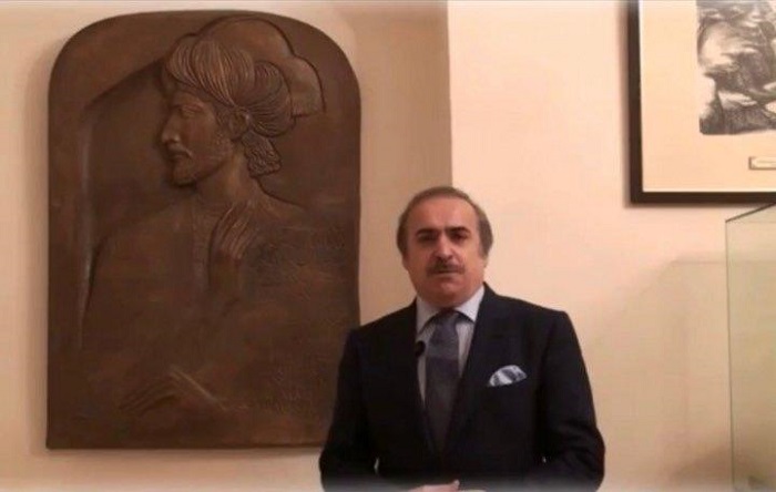 Барельеф Насими был передан в дар Национальному музею азербайджанской литературы