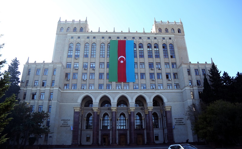Главное здание Национальной академии наук Азербайджана украшено флагом Азербайджана