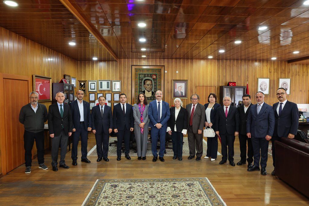 Gəncə Bölməsinin əməkdaşı Türkiyədə Nizami Gəncəviyə həsr olunmuş beynəlxalq simpoziumda çıxış edib