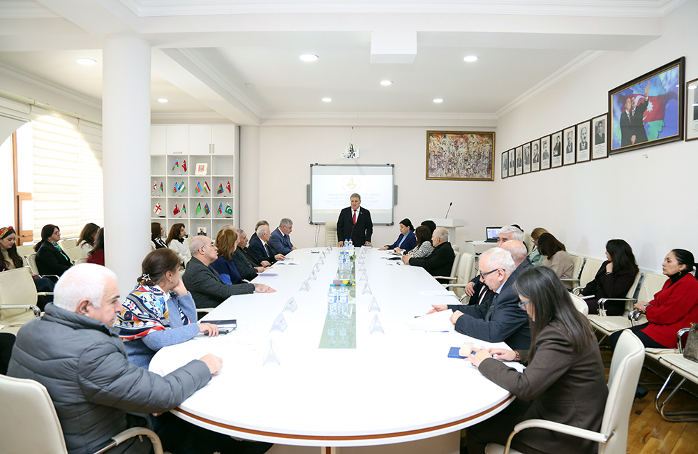 На расширенном заседании Ученого совета Института литературы азербайджанские ученые решительно осудили акт вандализма по отношению к памятнику Хуршидбану Натаван во Франции