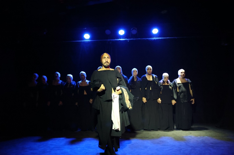 Ədəbiyyat İnstitutunun əməkdaşları Pantomim teatrında “Manqurt” tamaşasına baxıblar