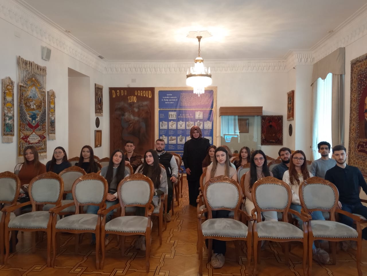 Ədəbiyyat Muzeyində təcrübə keçən tələbələrlə muzey binasının memarlıq tarixi haqqında seminar keçirilib