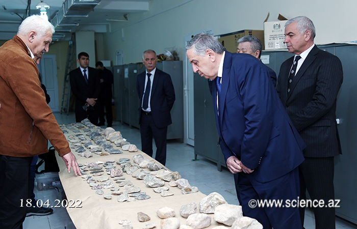 Academician Arif Hashimov reviewed material and cultural samples found by the staff of the Institute of Archeology, Ethnography and Anthropology