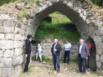 Professor Abbas Seyidov Buğurt qalasında aparılan arxeoloji tədqiqat işləri ilə tanış olub