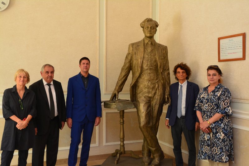 Представители известного итальянского издательского дома «Sandro Teti Editore» побывали с визитом в Институте физики