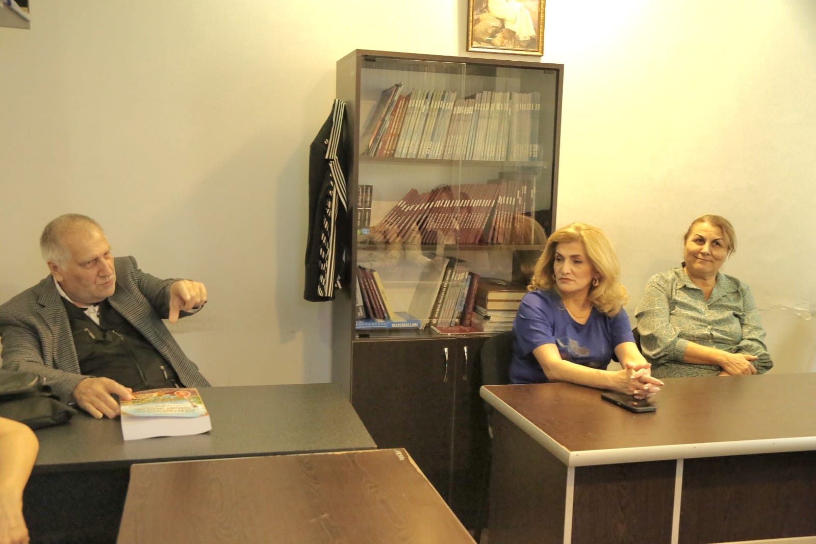 Folklor İnstitutunda “Kitabi-Dədə Qorqud” eposunda alqış və qarğışların poetik funksiyaları araşdırılıb