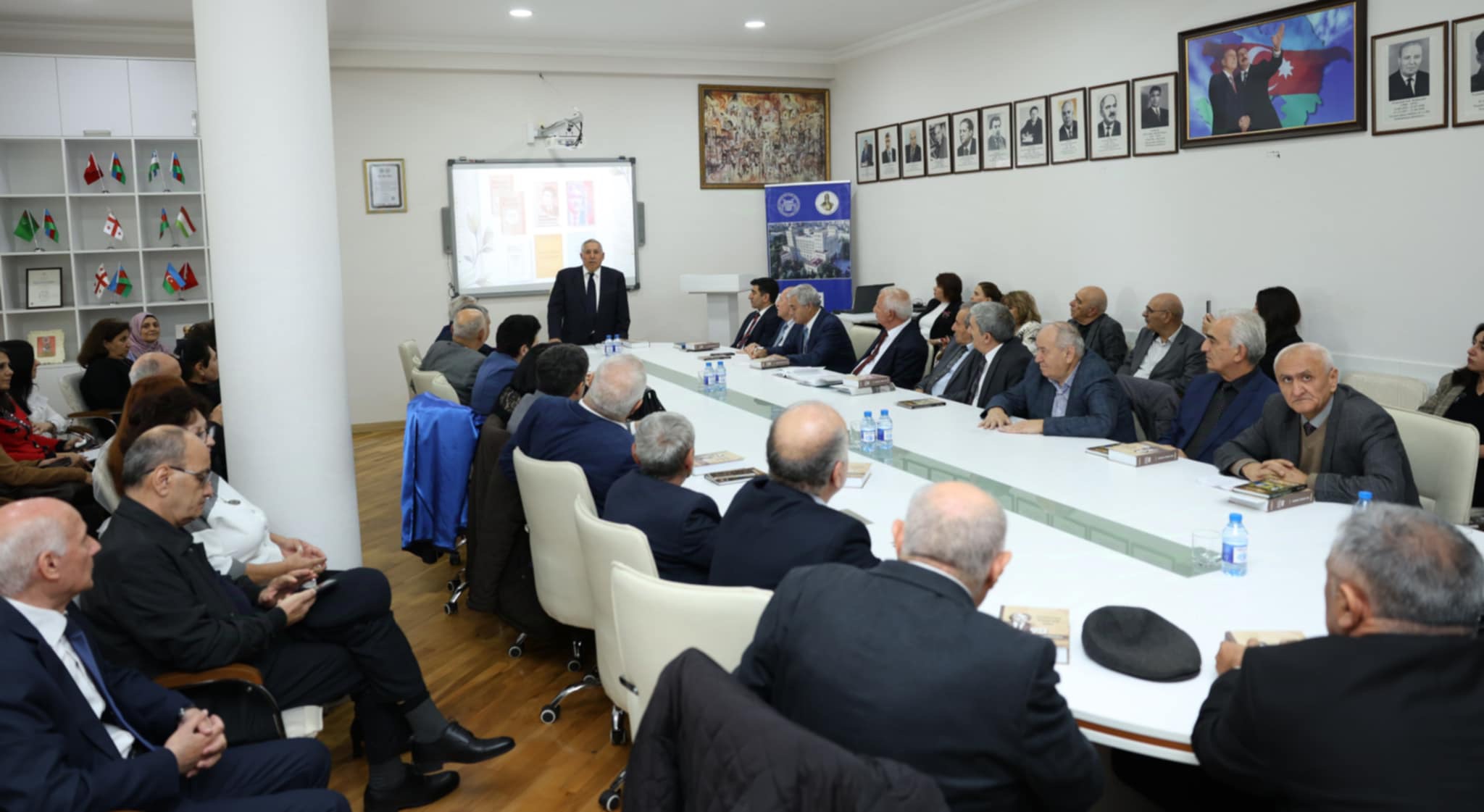 Görkəmli şair Hüseyn Kürdoğluya həsr edilmiş kitabın təqdimatı olub