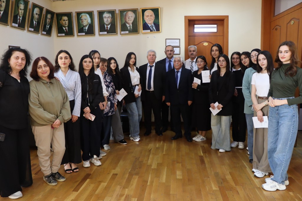 “Azərbaycanın istiqlal şairi Bəxtiyar Vahabzadə-100 il” mövzusunda dəyirmi masa keçirilib