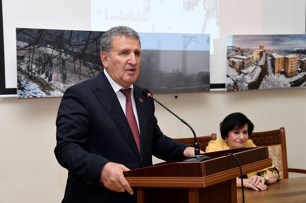 AMEA-nın prezidenti, akademik İsa Həbibbəyli “Xarıbülbülün vətəni - Şuşa” adlı sərginin açılışında iştirak edib