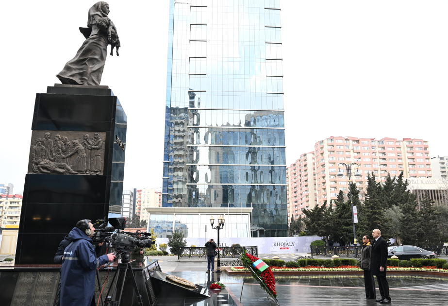 Prezident İlham Əliyev və birinci xanım Mehriban Əliyeva Xocalı soyqırımı abidəsini ziyarət ediblər