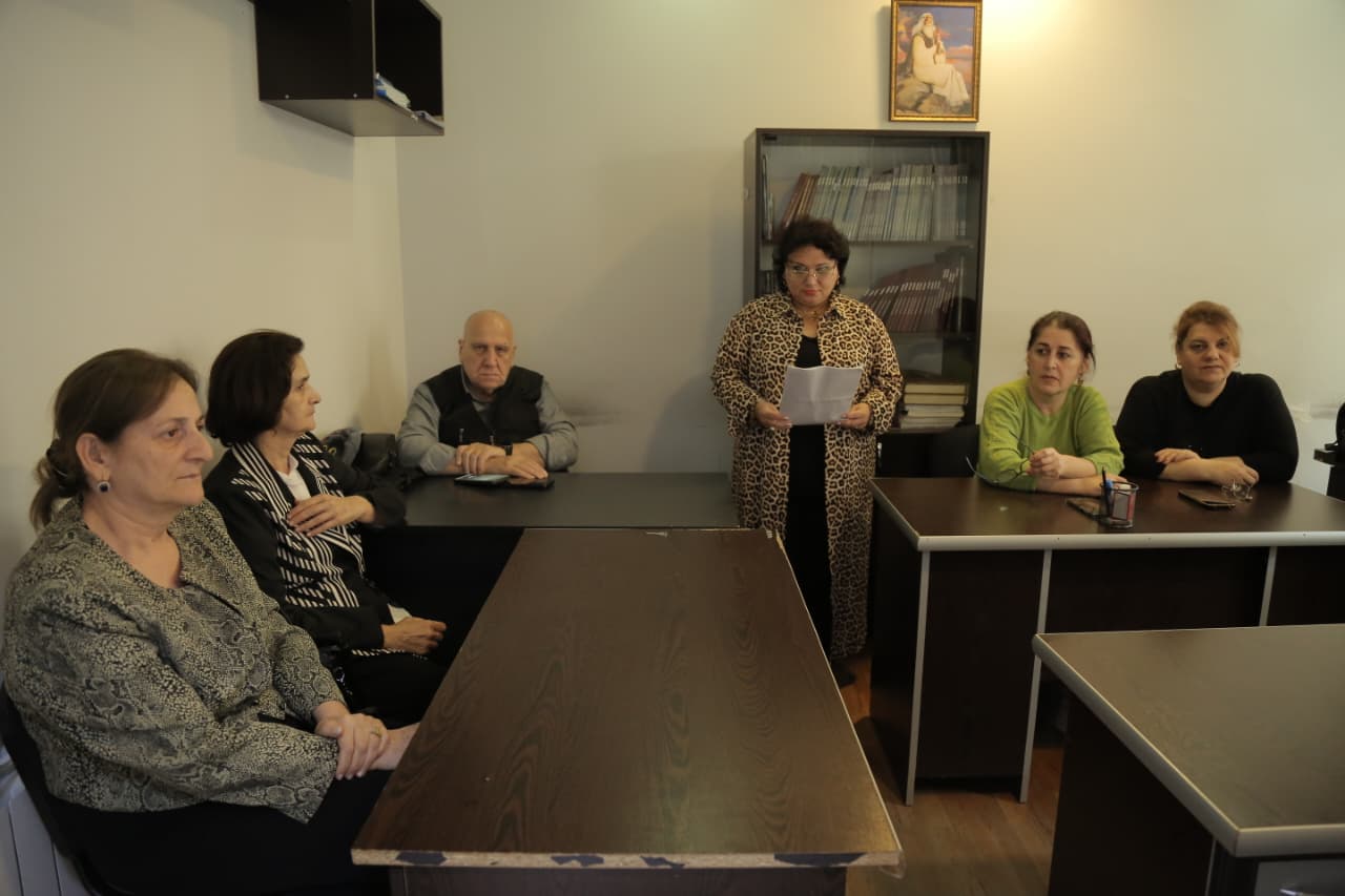 Folklor İnstitutunda “Kitabi-Dədə Qorqud” dastanının tərcümə və tədqiq məsələlərinə həsr olunan seminar keçirilib