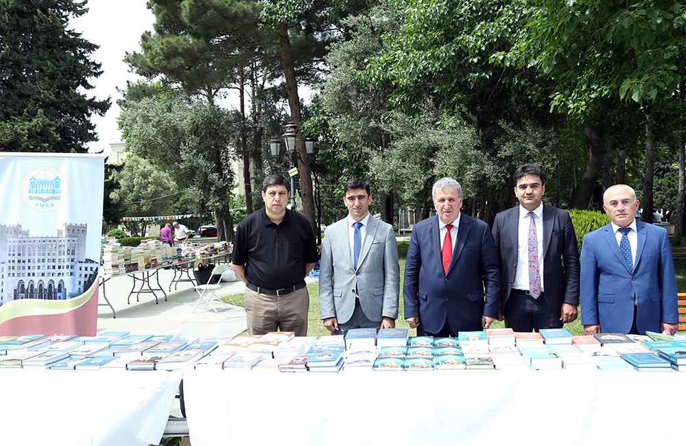 Akademik İsa Həbibbəyli IV Türk Dünyası Ədəbiyyat və Kitab Festivalı çərçivəsində “Elm” nəşriyyatının stendi ilə tanış olub
