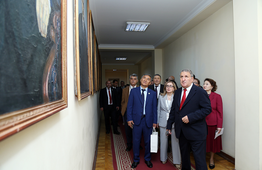 Beynəlxalq simpozium iştirakçıları Ədəbiyyat İnstitutunda olublar