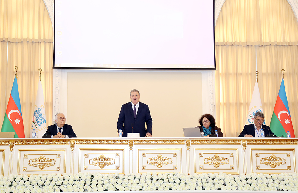 Birinci Türkoloji Qurultaydan bu günə ortaq əlifba məsələləri ilə bağlı beynəlxalq elmi simpozium keçirilib
