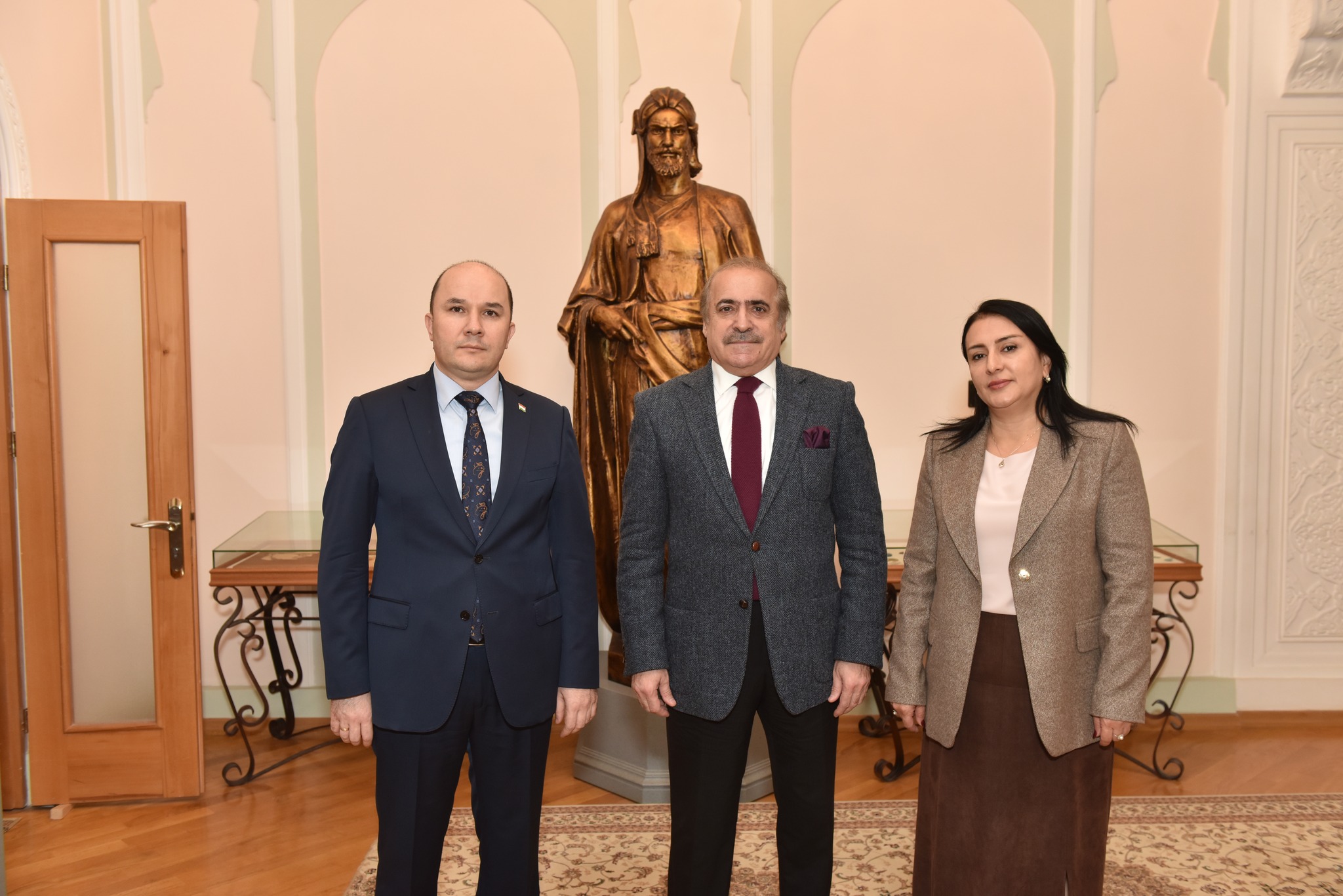 Tacikistan Respublikasının ölkəmizdəki səfiri Nizami Muzeyinin qonağı olub