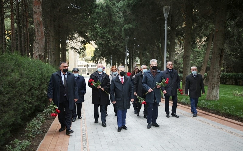 Делегация Российской академии наук посетила могилу общенационального лидера Гейдара Алиева в Аллее почетного захоронения