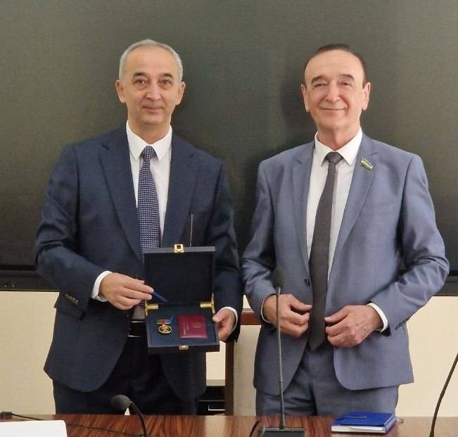 Özbəkistan EA-nın vitse-prezidenti professor Bahrom Abdukhalimov “AMEA-nın döş nişanı” ilə təltif olunub