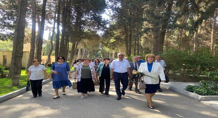 Akademik Cəlal Əliyevin Fəxri Xiyabandakı məzarı ziyarət olunub