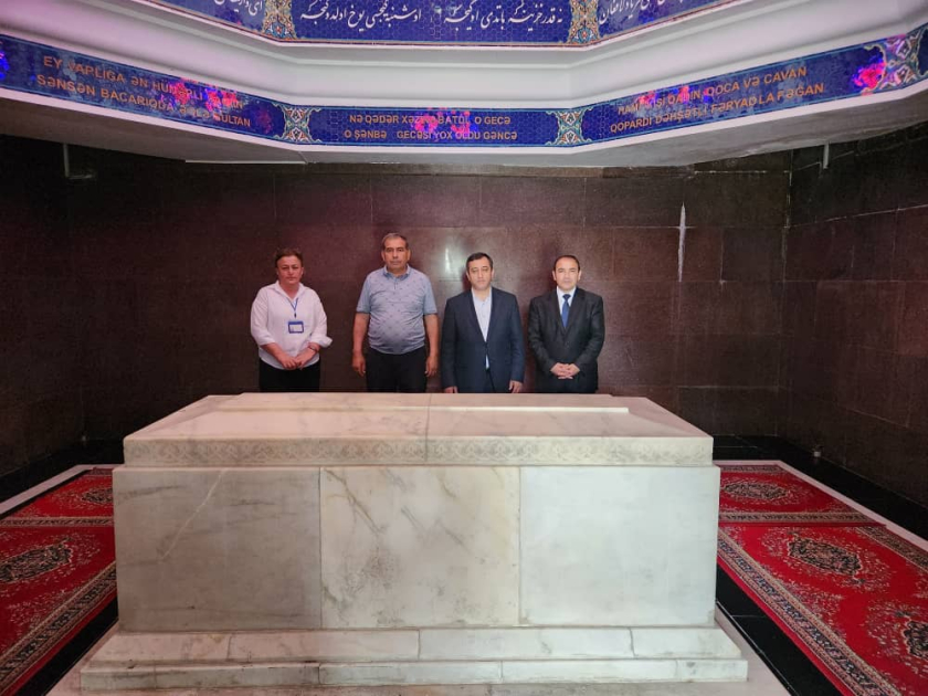 Özbəkistanlı yazıçı Nizami Gəncəvi məqbərəsində