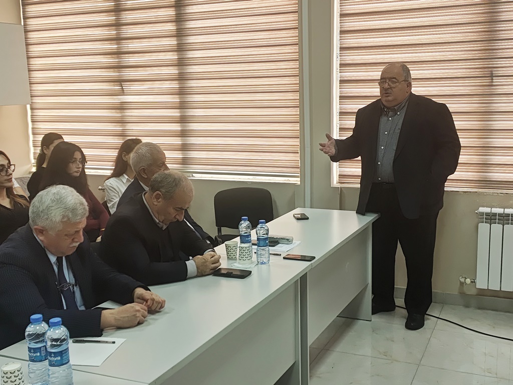 Biofizika İnstitutunda “Hemlə idarə olunan bioelektrik siqnallarının ötürülməsi mexanizmi” mövzusunda elmi seminar keçirilib